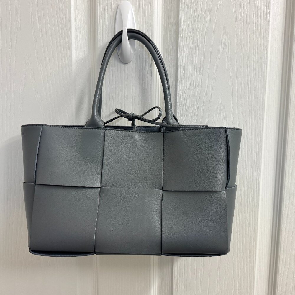 BOTTEGA VENETA INTRECCIATO ARCO TOTE SIZE MEDIUM,  EUC - Picture 2 of 10